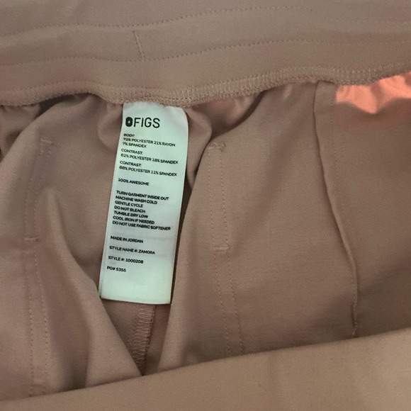 Figs pink sand Zamora jogger with Catarina scrub top set - Picture 4 of 6